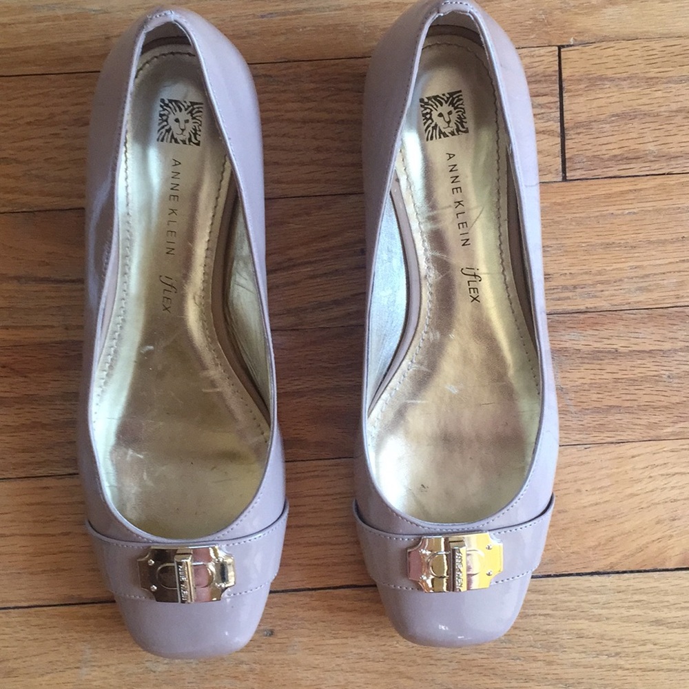 Nude pumps with small heel